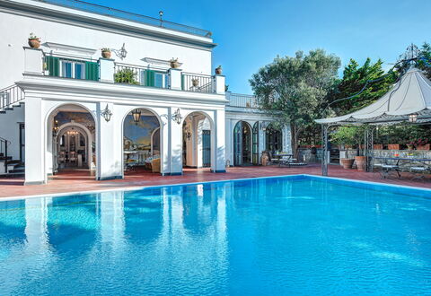 Palazzo Villa Dei Nobili: Vand, Himmel, Plante, Ejendom, Azure, Svømmepøl, Krop Af Vand, Dør, Bygning, Træ