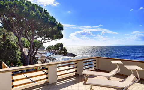 Appartamento Lobra: Sky, Himmel, Vand, Træ, Træ, Hegn, Coastal Og Oceaniske Landskabsformer, Udendørs Møbler, Skygge, Fritid
