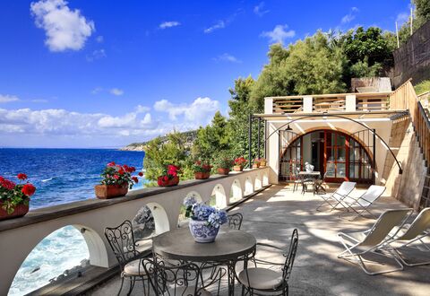 Appartamento Lobra: Himmel, Sky, Vand, Ejendom, Møbel, Plante, Blå, Blomst, Stol, Azure