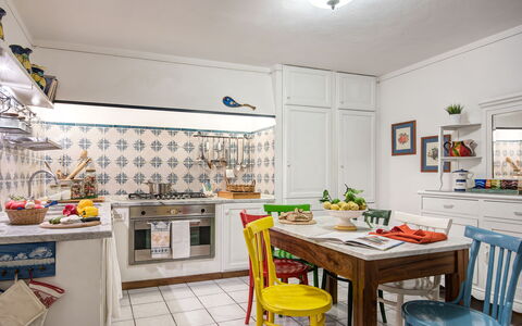 Country Lemonvilla: Bord, Cabinetry, Ejendom, Møbel, Countertop, Køkken, Belysning, Indretning, Orange, Gulvbelægning