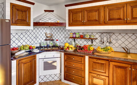 La Villa Dell'olio: Countertop, Cabinetry, Ejendom, Møbel, Køkken, Træ, Skuffe, Indretning, Gulvbelægning, Bejdse