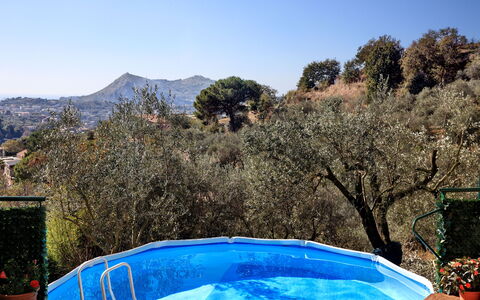 La Villa Dell'olio: Vand, Himmel, Plantesamfund, Plante, Naturlige Landskab, Træ, Fritid, Landskab, Ejendom, Bjerg