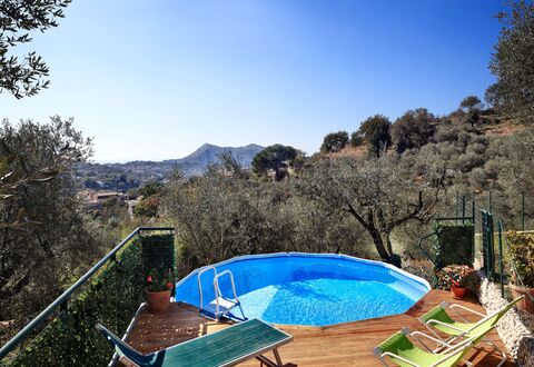 La Villa Dell'olio: Himmel, Vandressourcer, Vand, Bjerg, Blad, Azure, Plante, Svømmepøl, Træ, Naturlige Landskab