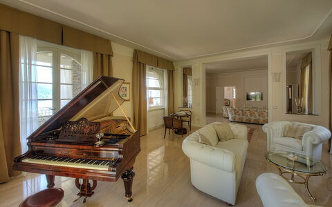 Villa Ermelinda: Møbel, Vindue, Billedramme, Bygning, Indretning, Couch, Træ