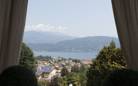 Villa Ermelinda: Himmel, Bygning, Ejendom, Daytime, Vand, Plante, Lys, Azure, Blad, Skygge