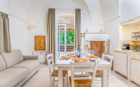 La Torretta - Corte dei Messapi: Bord, Møbel, Ejendom, Cabinetry, Stol, Countertop, Azure, Træ, Bygning, Indretning