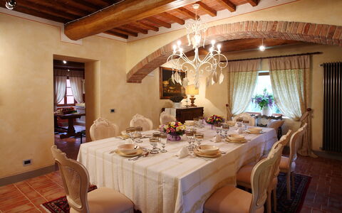 Villa Rossa: Dug, Belysning, Værelse, Indretning, Textile, Møbel, Bord, Loft, Lysarmatur, Indretning
