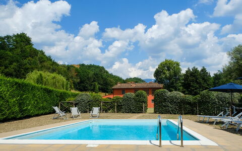 Villa Rossa: Svømmepøl, Himmel, Ejendom, Ejendom, Azure, Udvej, Cumulus, Skygge, Kompositmateriale, Paraply
