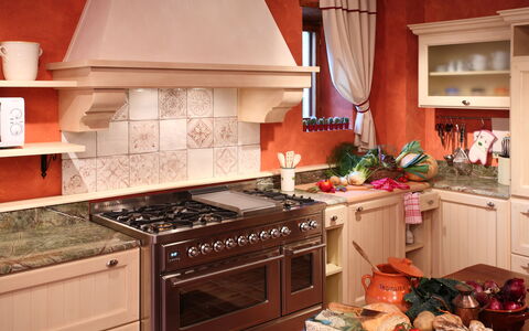 Villa Rossa: Værelse, Komfur, Større Bandage, Countertop, Køkken Apparat, Komfur, Køkken, Indretning, Cabinetry, Hjem