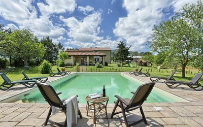 Agriturismo Le Selvole: Sky, Vand, Himmel, Møbel, Svømmepøl, Plante, Natur, Træ, Bord, Skygge