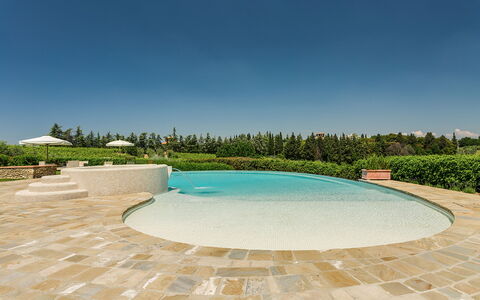 Villa Sole Del Chianti: Himmel, Vand, Bygning, Svømmepøl, Træ, Hus, Skygge, Plante, Landskab, Fritid