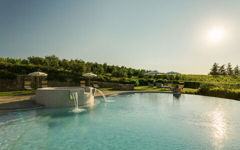 Villa Sole Del Chianti: Vand, Himmel, Vandressourcer, Plante, Azure, Træ, Svømmepøl, Naturlige Landskab, Landskab, Fritid