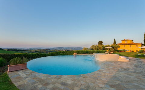 Villa Sole Del Chianti: Vand, Himmel, Vandressourcer, Daytime, Bygning, Plante, Azure, Svømmepøl, Arkitektur, Krop Af Vand