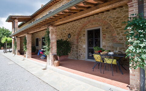 Agriturismo L'incrociata: Plante, Ejendom, Himmel, Bygning, Vindue, Skygge, Stol, Vejbelægning, Blomsterkrukke, Kvarter