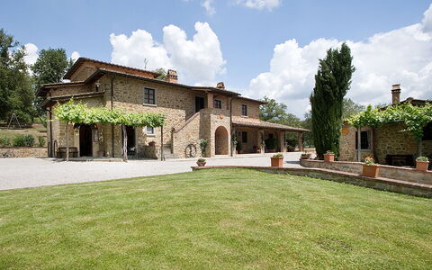 Agriturismo L'incrociata: Sky, Himmel, Plante, Bygning, Træ, Land Lot, Græs, Boligområde, Landskab, Ejendom