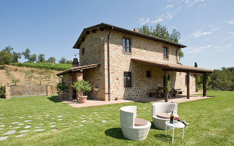 Villa Miravalle: Himmel, Plante, Bygning, Ejendom, Vindue, Sky, Træ, Hus, Land Lot, Sommerhus