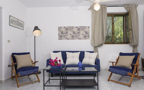 Villa Marlene: Møbel, Bygning, Ejendom, Vindue, Billedramme, Couch, Komfort, Azure, Træ, Indretning