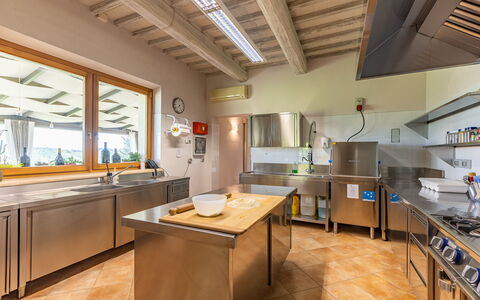 Villa Le Buche: Ejendom, Møbel, Cabinetry, Bord, Bygning, Countertop, Køkken, Træ, Indretning, Hus