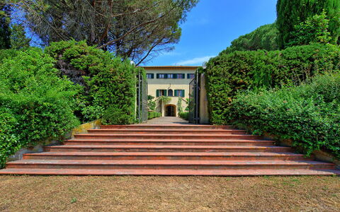 Villa Sorbaiano: Plante, Himmel, Ejendom, Trappe, Grøn, Bygning, Vindue, Træ, Græs, Ejendom
