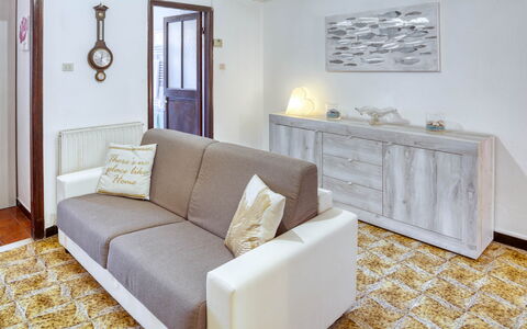 Nina Home - Levanto: Couch, Møbel, Ejendom, Billedramme, Cabinetry, Træ, Indretning, Rektangel, Etage, Stue