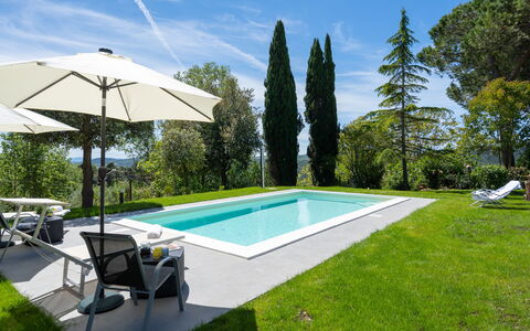 Villa Luana: Sky, Himmel, Plante, Svømmepøl, Vand, Skygge, Land Lot, Paraply, Træ, Bygning