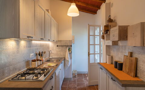 Villa Luana: Ejendom, Cabinetry, Møbel, Countertop, Bygning, Gaskomfur, Træ, Belysning, Indretning, Køkken