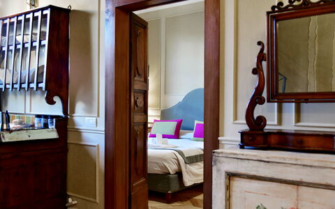 Appartamenti Troise: Spejl, Cabinetry, Møbel, Ejendom, Bygning, Skuffe, Komfort, Træ, Kommode, Bed Frame