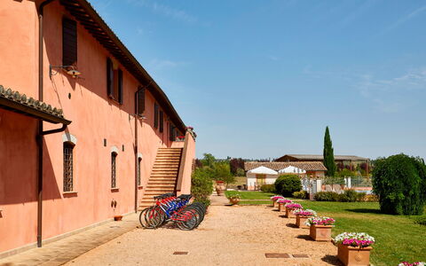 Agriturismo Il Molino Di Uncinano: Himmel, Plante, Sky, Ejendom, Bygning, Hjul, Vindue, Træ, Hus