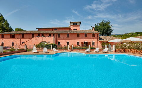 Agriturismo Il Molino Di Uncinano: Vand, Himmel, Sky, Ejendom, Bygning, Plante, Svømmepøl, Træ, Azure, Stol