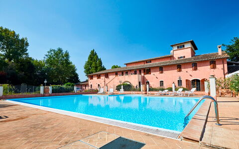 Agriturismo Il Molino Di Uncinano: Vand, Himmel, Plante, Ejendom, Svømmepøl, Azure, Bygning, Rektangel, Træ, Arkitektur