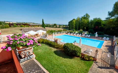 Agriturismo Il Molino Di Uncinano: Vand, Plante, Himmel, Ejendom, Blomst, Bygning, Svømmepøl, Natur, Træ, Udendørs Møbler