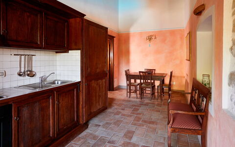 Agriturismo Il Molino Di Uncinano: Cabinetry, Møbel, Ejendom, Countertop, Træ, Indretning, Bord, Belysning, Køkken, Arkitektur