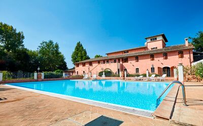 Agriturismo Il Molino Di Uncinano: Vand, Himmel, Plante, Ejendom, Svømmepøl, Azure, Bygning, Rektangel, Træ, Arkitektur
