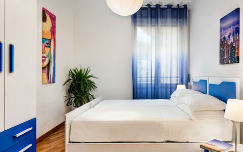 Living Times Apartment: Ejendom, Møbel, Blå, Azure, Bygning, Komfort, Dekoration, Belysning, Textile, Indretning