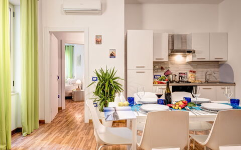 Living Times Apartment: Ejendom, Møbel, Bord, Stol, Cabinetry, Plante, Indretning, Træ, Stueplante, Gulvbelægning