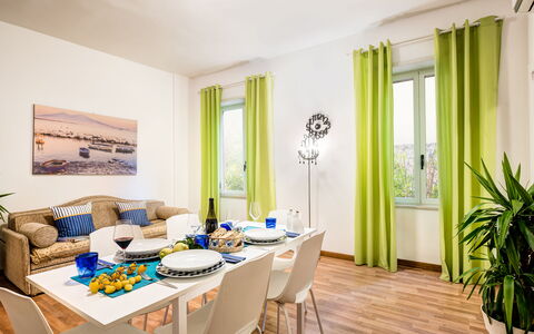 Living Times Apartment: Bord, Møbel, Ejendom, Stol, Azure, Træ, Vindue, Textile, Belysning, Indretning
