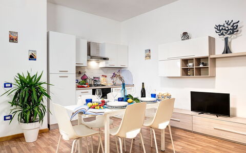 Living Times Apartment: Bord, Ejendom, Plante, Møbel, Couch, Bygning, Indretning, Træ, Stol, Blomsterkrukke