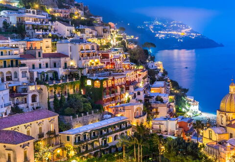 Living Times Apartment: Vand, Bygning, Ejendom, Himmel, Blå, Lys, Azure, Natur, Bjerg, Hus