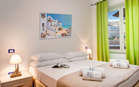 Loving Times Apartment: Møbel, Ejendom, Fotografi, Blå, Komfort, Azure, Vindue, Textile, Gul