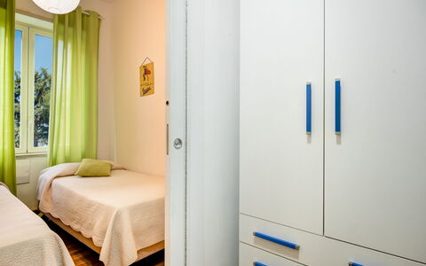 Loving Times Apartment: Vindue, Cabinetry, Træ, Komfort, Bygning, Gulvbelægning, Gardin, Bed Frame, Etage