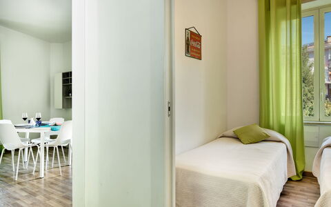 Loving Times Apartment: Møbel, Grøn, Komfort, Træ, Bord, Indretning, Bygning, Gulvbelægning, Etage