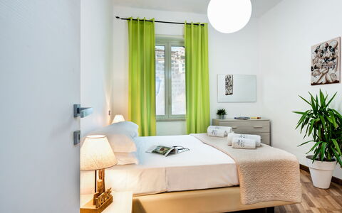 Loving Times Apartment: Plante, Ejendom, Møbel, Blomsterkrukke, Komfort, Azure, Vindue, Træ, Textile