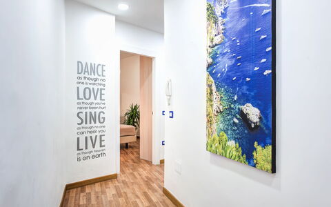 Loving Times Apartment: Vand, Plante, Indretning, Maling, Træ, Kunst, Væg, Etage, Gulvbelægning, Bygning