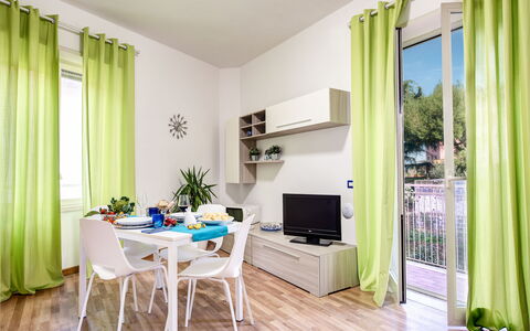 Loving Times Apartment: Plante, Ejendom, Møbel, Vindue, Couch, Grøn, Bord, Azure, Træ, Indretning