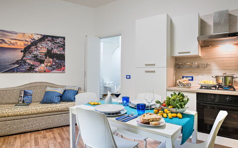 Loving Times Apartment: Bord, Ejendom, Møbel, Mad, Azure, Bordservice, Couch, Indretning, Træ, Stue