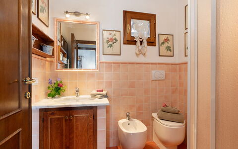 Villa Elisa: Badeværelsesvask, Sanitærarmatur, Badeværelse, Håndvask, Gulvbelægning, Indretning, Etage, Tap, Vvs, Toilet