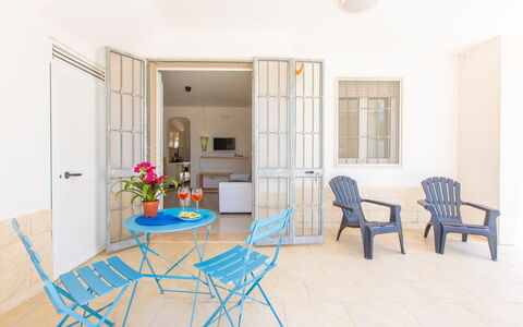 Case Pantanagianni: Møbel, Bord, Ejendom, Stol, Cabinetry, Træ, Indretning, Belysning, Vindue, Stueplante