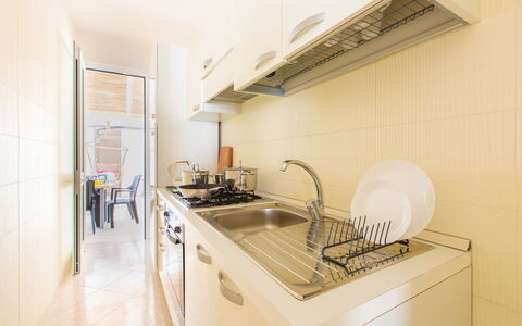 Case Pantanagianni: Tap, Countertop, Cabinetry, Køkkenvask, Håndvask, Sanitærarmatur, Bygning, Komfur, Hus, Køkken