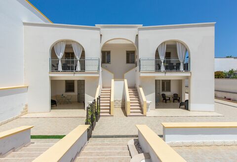 Case Pantanagianni: Himmel, Bygning, Skygge, Urban Design, Plante, Boligområde, Facade, Ejendom, Landskab, Lejlighed