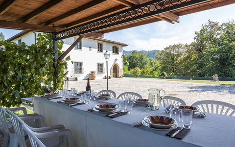 Grezzano Villa: Bord, Møbel, Bordservice, Ejendom, Plante, Stol, Himmel, Bygning, Udendørs Møbler, Tallerkner